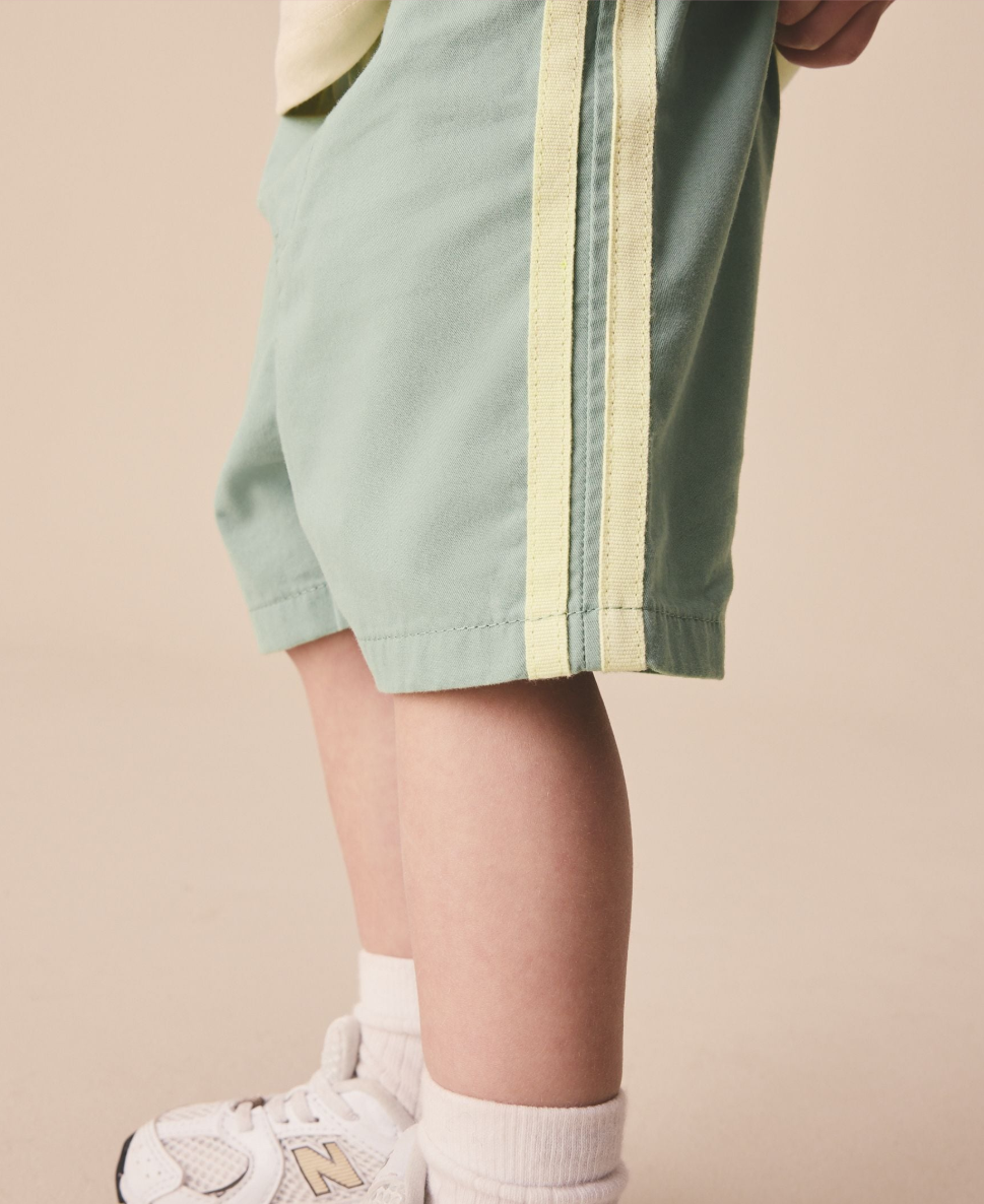 Short infantil con franjas laterales
