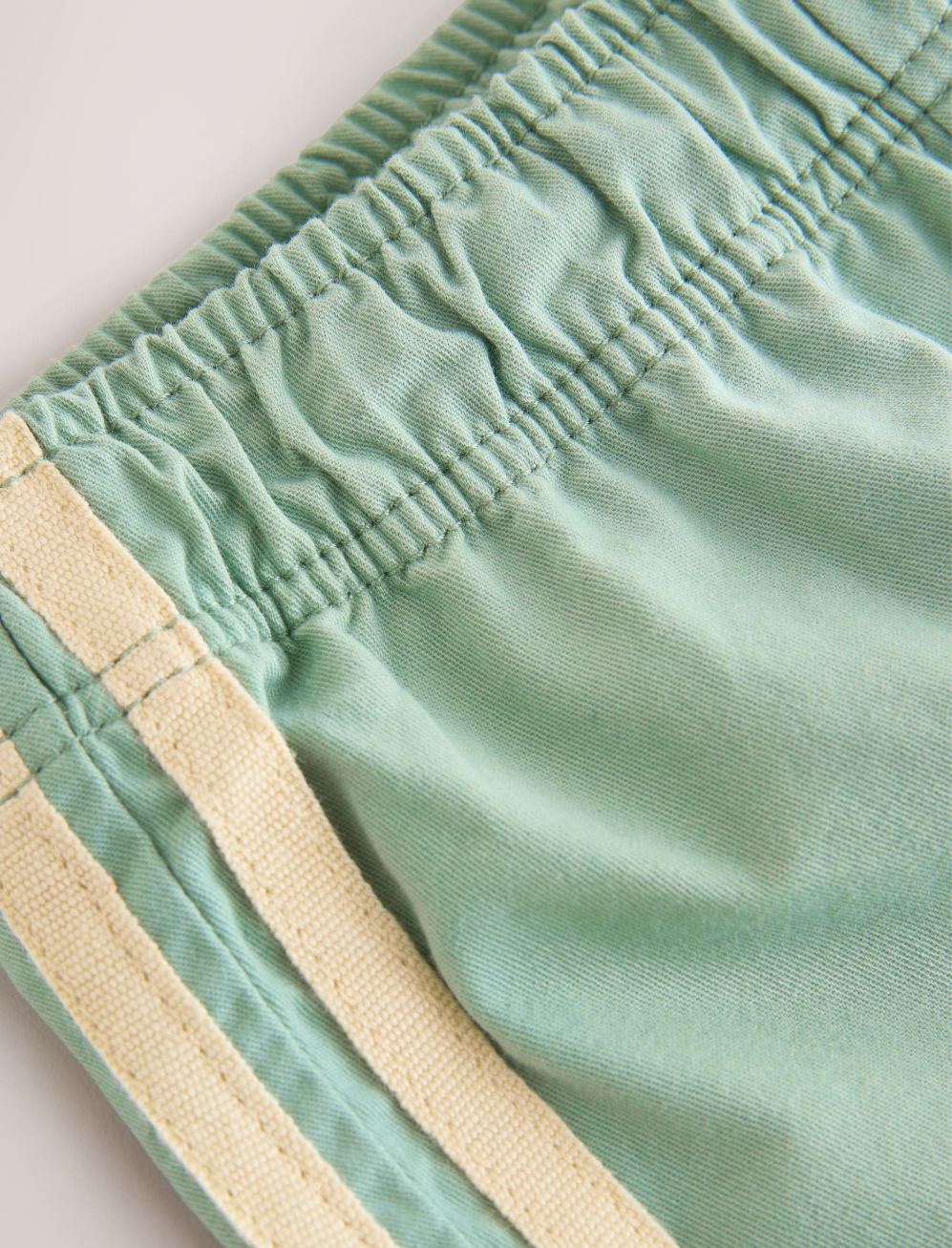 Short infantil con franjas laterales