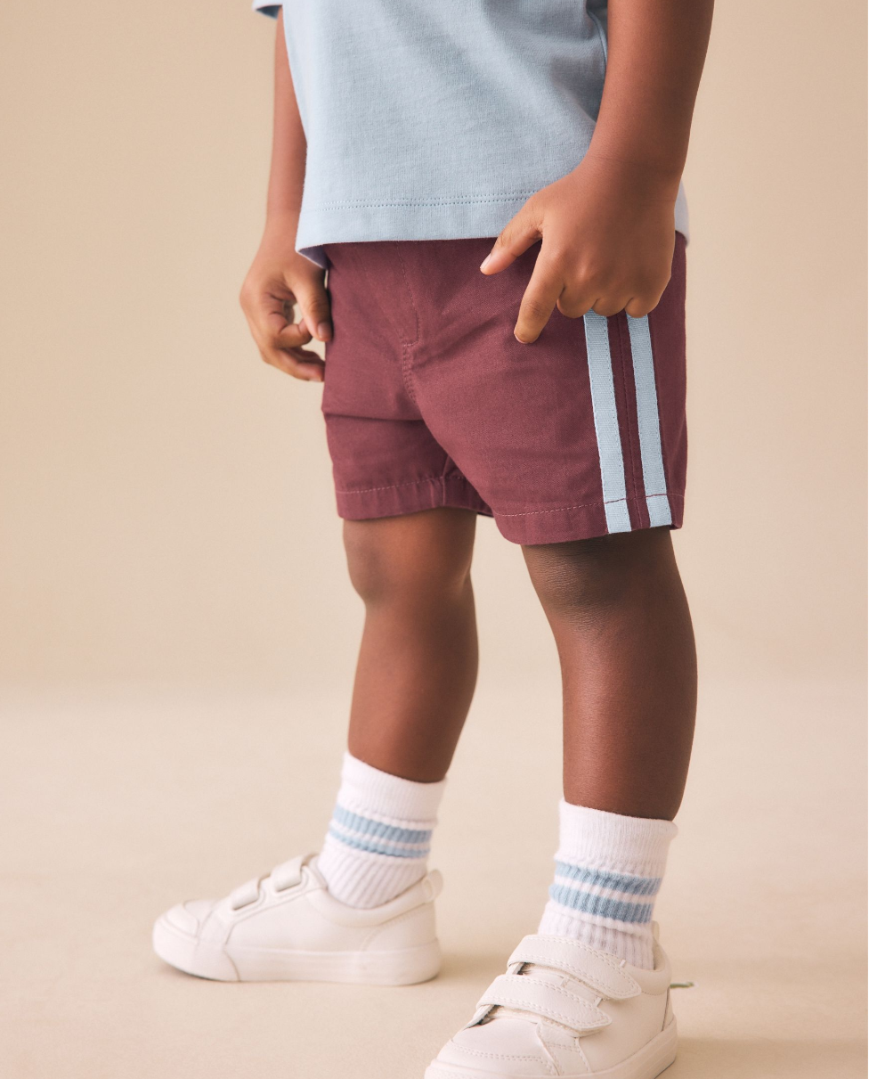 Short infantil con franjas laterales