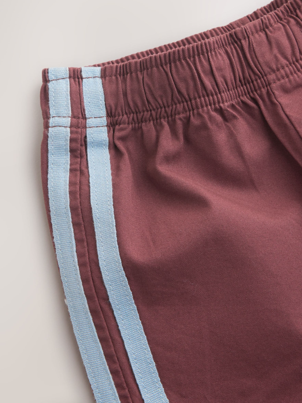 Short infantil con franjas laterales