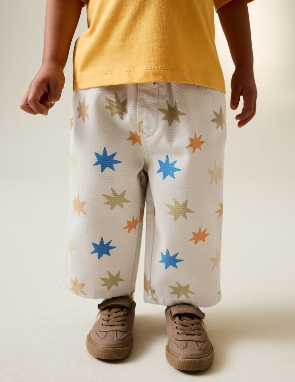 Pantalón crema con estrellas multicolor