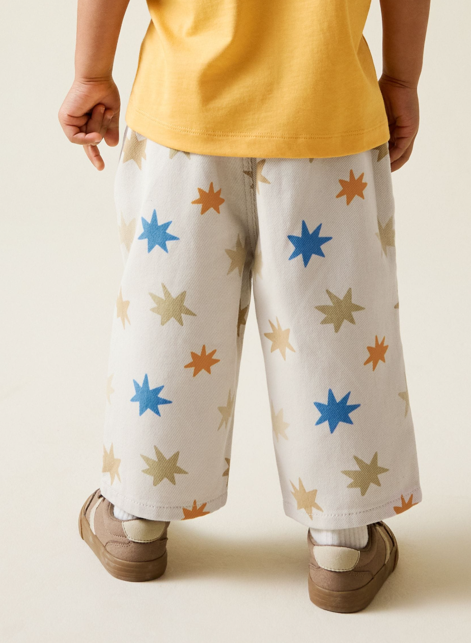 Pantalón crema con estrellas multicolor