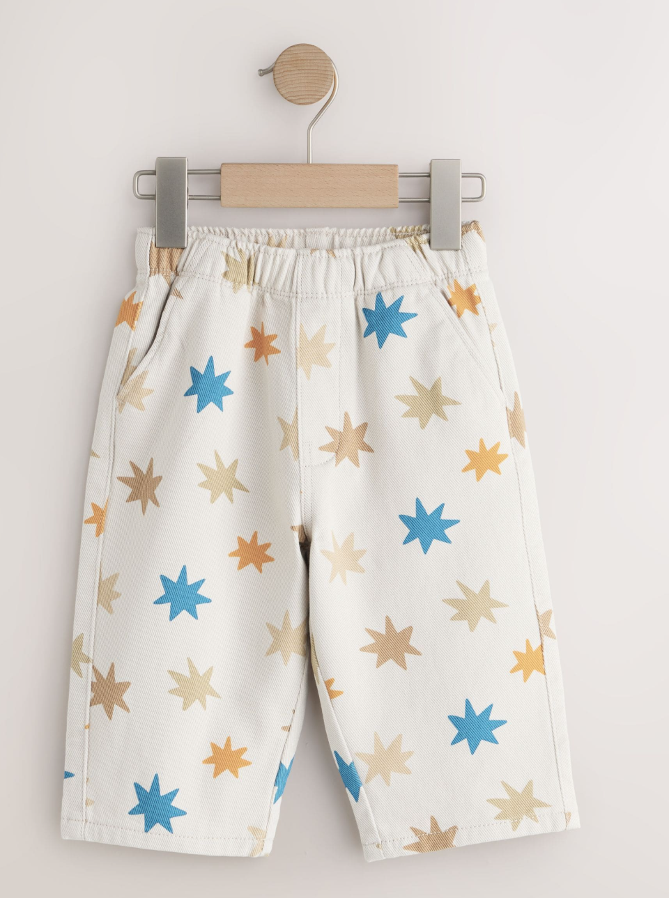 Pantalón crema con estrellas multicolor