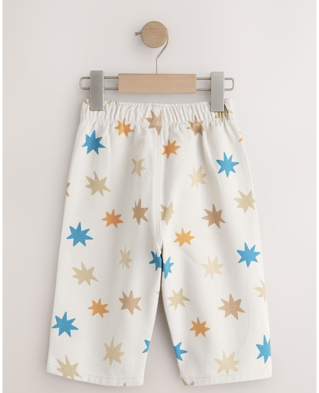 Pantalón crema con estrellas multicolor